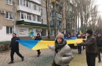 На Херсонщині люди вийшли на вулиці з українською символікою та патріотичними плакатами