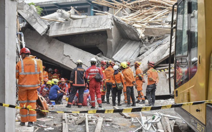 В Індонезії рятувальники застосують важку техніку після обвалу школи, підтверджено 5 смертей