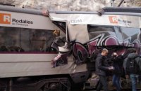 Майже 100 людей постраждали через лобове зіткнення двох поїздів біля Барселони