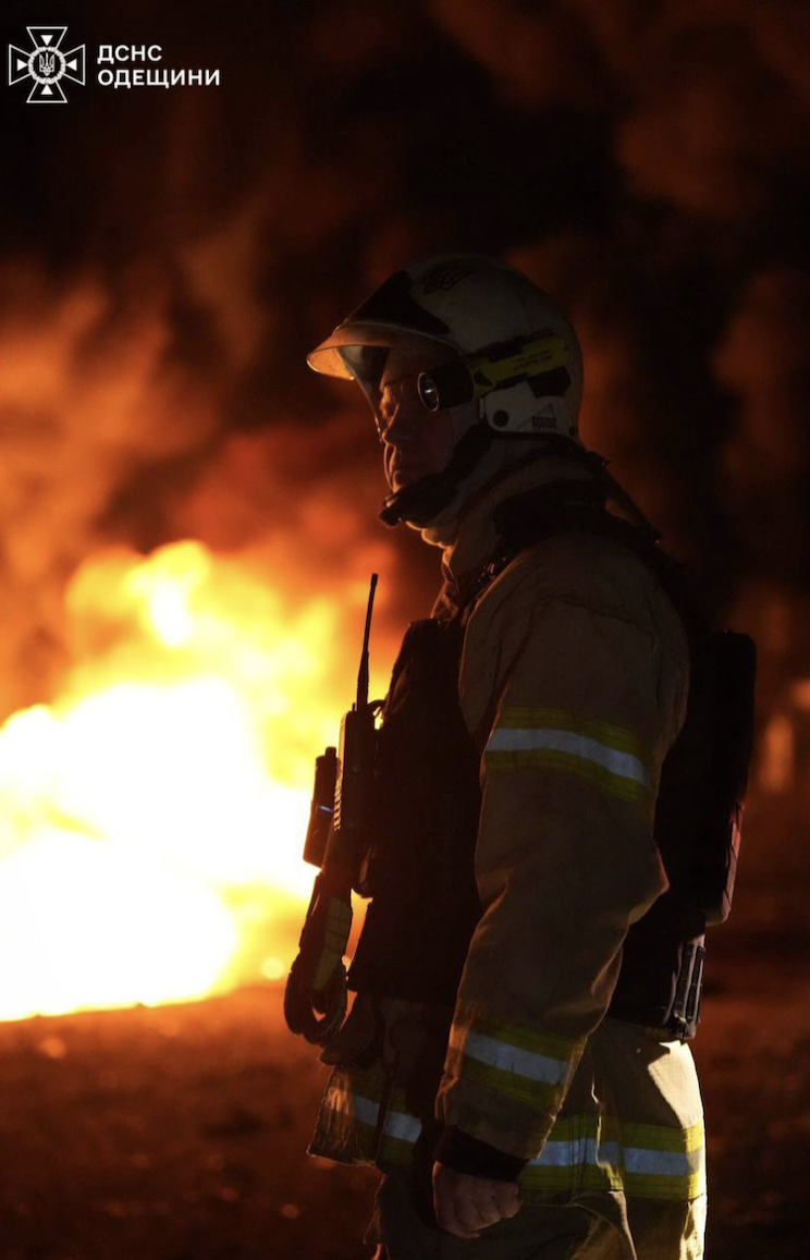 Рятувальник на ліквідації наслідків атаки 19 грудня 