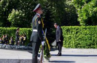Янукович возложил цветы к Могиле Неизвестного солдата 