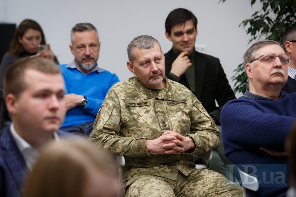 Viktor Proshkin, serviceman of the Armed Forces of Ukraine, director of the Growford Institute (in the centre)