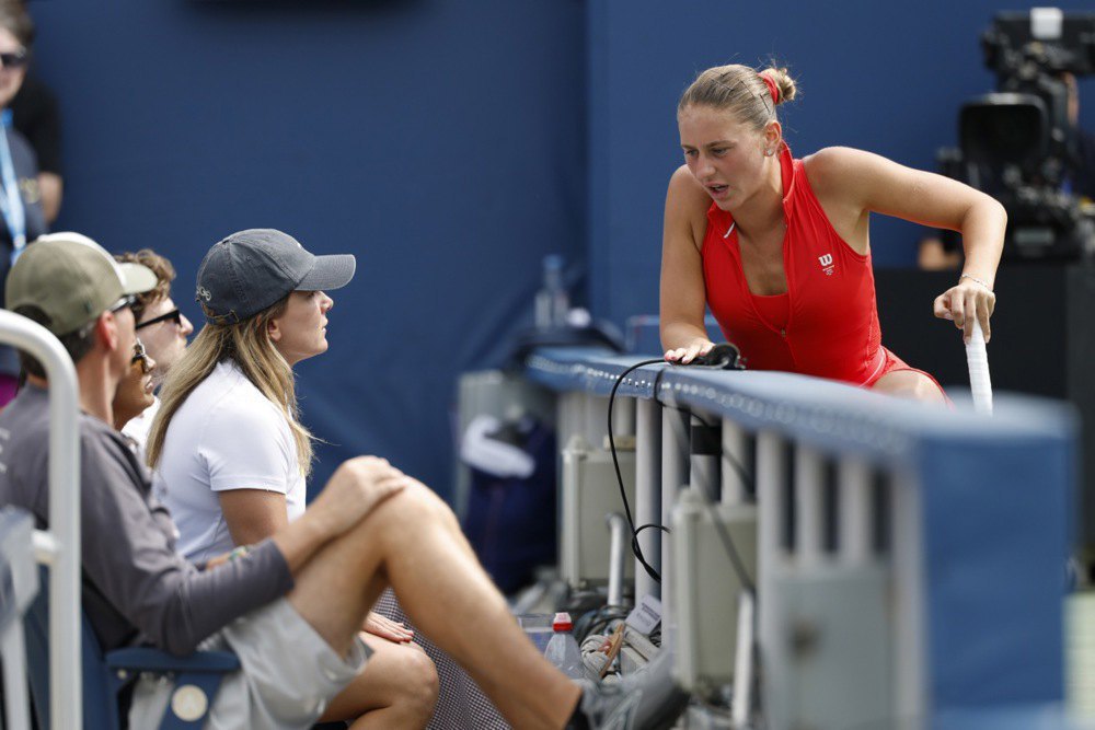 Марта Костюк радиться зі своїм штабом