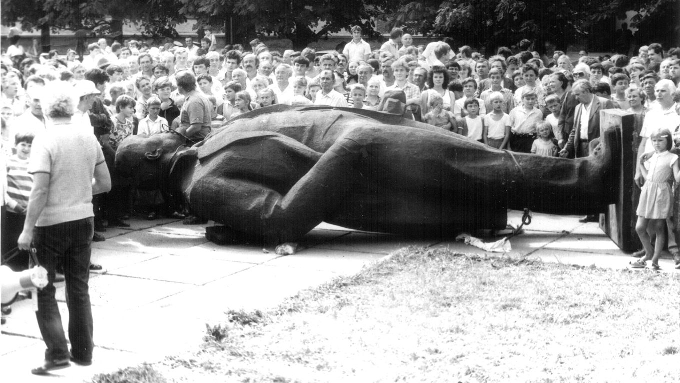 1 серпня 1990 року у Червонограді, вперше в історії Радянського Союзу громада міста та депутати міської ради
зняли пам'ятник Леніну. 