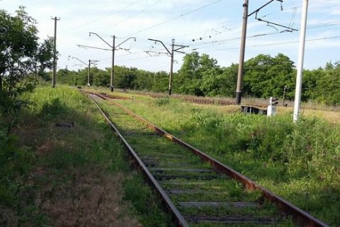 19-летний парень погиб при попытке прыгнуть с моста на вагон поезда в Мариуполе