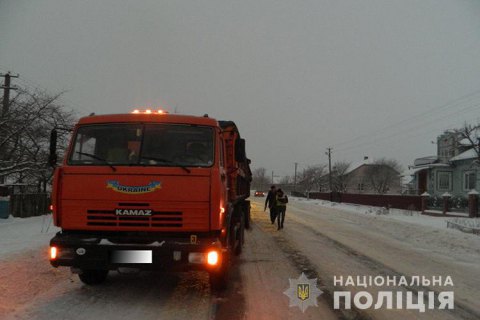 ​В Тернопольской области КамАЗ наехал на лежавшего на дороге пьяного мужчину