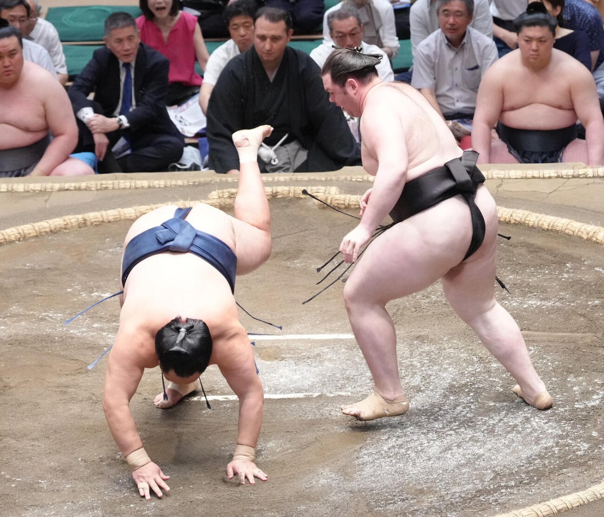 Шіші Масару (праворуч) виступає на Nagoya Basho