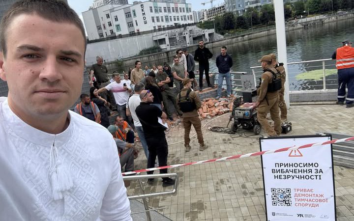 Столична влада почала демонтаж на набережній Дніпра в Дарницькому районі за рішенням Верховного Суду