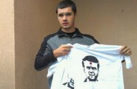 Милиция завела дело на активиста из-за футболок с Януковичем