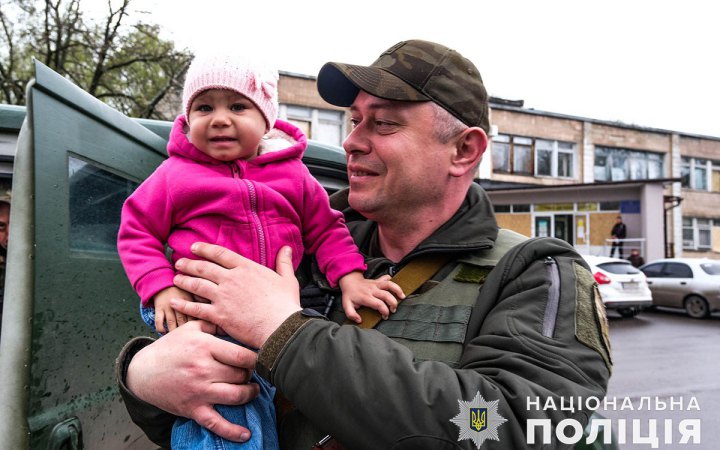 З Красногорівки, що на Донеччині, вивезли п'ятьох дітей з батьками