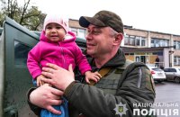 З Красногорівки, що на Донеччині, вивезли п'ятьох дітей з батьками