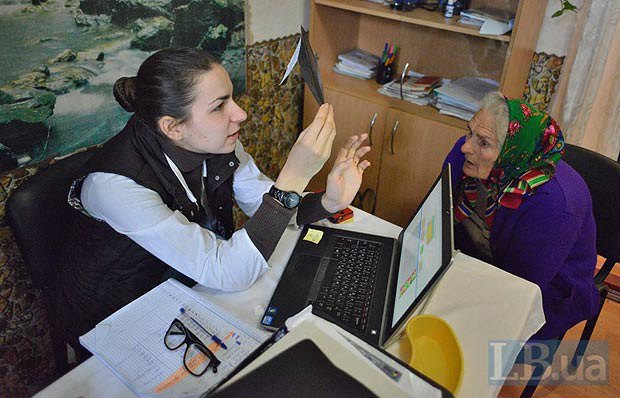 Пацієнтка на прийомі в лікаря Софії з ПДМШ в селі Панівці, Хмельницької області