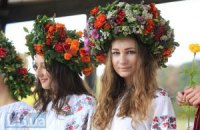 В Черновцах люди в вышиванках установили национальный рекорд