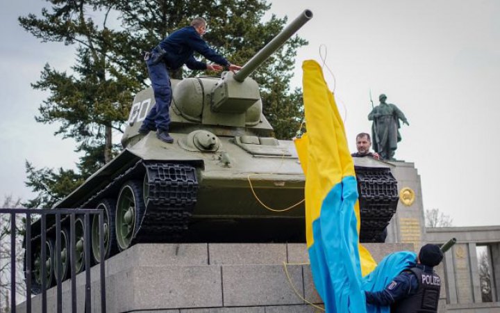 У Берліні невідомі українськими прапорами накрили два радянські танки на меморіалі загиблим радянським воїнам