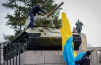 У Берліні невідомі українськими прапорами накрили два радянські танки на меморіалі загиблим радянським воїнам