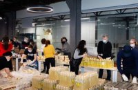 Порошенко с волонтерами собрали 2 000 продуктовых наборов для помощи людям из уязвимых групп