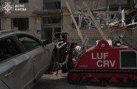 У Києві розбирають завали зруйнованого російською ракетою будинку, до робіт залучили роботизовану техніку