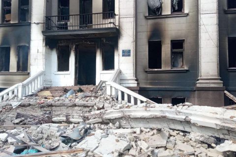 Из-под завалов драмтеатра в Мариуполе спасли 130 человек, там еще может быть "по меньшей мере 1300", – нардеп