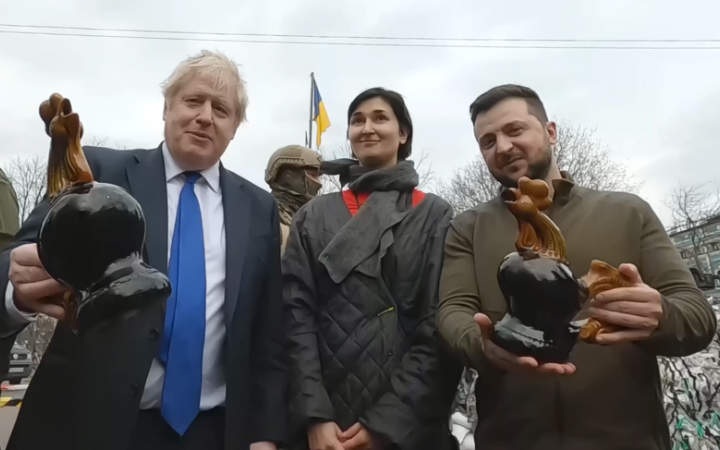 Зеленський і Джонсон прогулялися Києвом, британському прем’єру подарували керамічного півника – символ стійкості українців