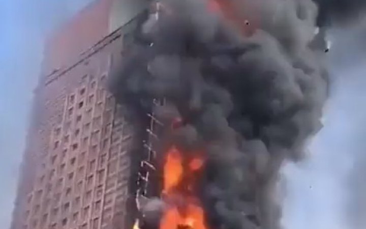 У Китаї спалахнув 42-поверховий хмарочос, у якому зберігалось паливо