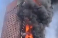 У Китаї спалахнув 42-поверховий хмарочос, у якому зберігалось паливо