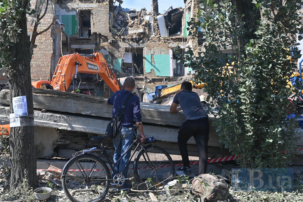 На місці удару по п'ятиповерхівці у Дарницькому районі Києва.