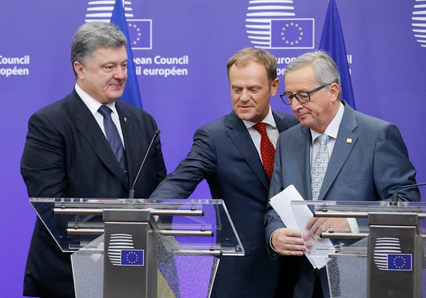 Президент Украины Петр Порошенко, президент Европейского Совета Дональд Туск и глава Европейской комиссии Жан-Клод Юнкер во
время саммита в Брюсселе, декабрь 2015 г.