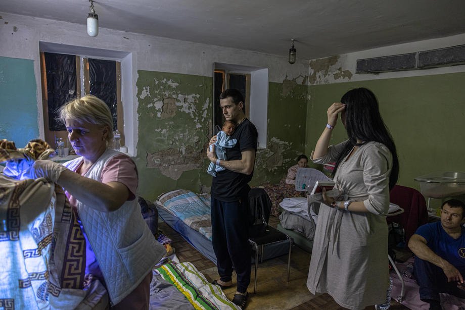 Лікарка, пацієнтки та батько з новонародженим у підвалі пологового будинку, який використовується як бомбосховище під час авіанальоту в Києві, 2 березня 2022 року.
