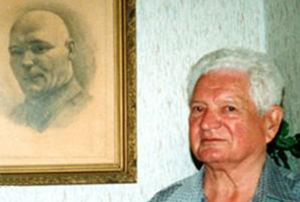 Вадим Задов на тлі портрета батька