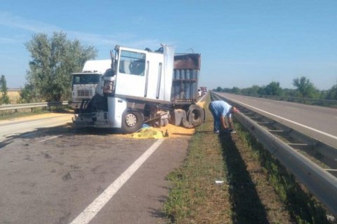 На трасі Одеса-Київ фура збила водія зерновоза, коли той міняв пробите колесо