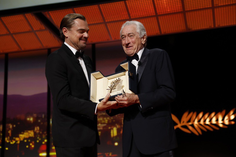Леонардо Ді Капріо вручає Роберту Де Ніро почесну «Золоту пальмову гілку» 