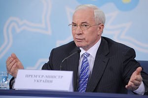 Азаров віддав матеріальну допомогу на благодійність