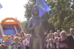 На Донбасі встановили скульптуру шахтарській Матері-охоронниці