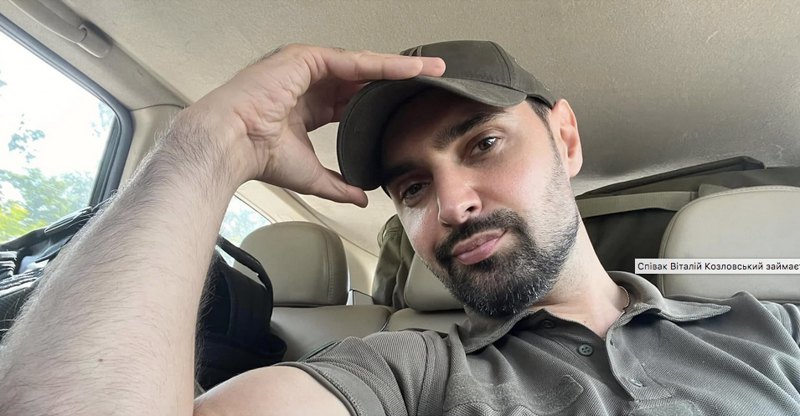 У травні 2024 року українського співака Віталія Козловського перевели на посаду солдата резерву до 22 ОМБр, за місяць його
звільнили в запас «через сімейні обставини або інші поважні причини».