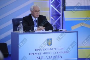 Азаров первый из топ-политиков транслирует пресс-конференцию в Facebook