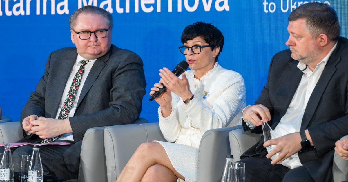 Єврокомісарка з питань розширення Марти Кос до України під час публічної дискусії «Україна на шляху до вступу: як втілити наступне розширення ЄС» у Києві, ліворуч віцепрем'єр Качка, праворуч перший віцеспікер Корнієнко, 8 червня 2026 р