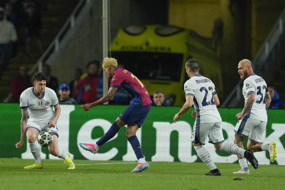 Ламін Ямаль завдає удару по воротах Яна Зоммера