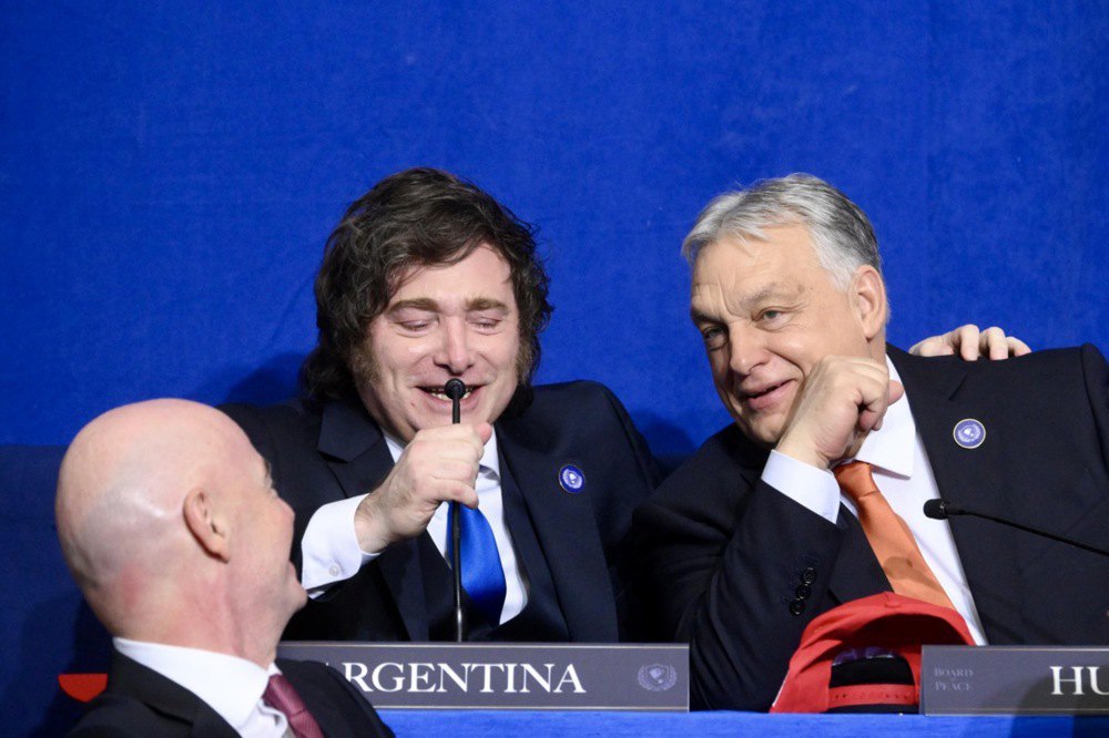 Віктор Орбан є кумиром правих в усьому світі. На фото: президент Аргентини Хав'єр Мілей та прем'єр Угорщини на засіданні Ради миру імені Дональда Трампа, 19 лютого 2026 року