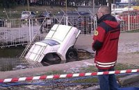 В Киеве под землю провалилась маршрутка, а потом и легковушка