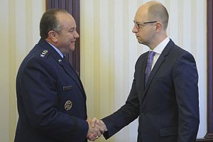 Яценюк встретился с командующим армией США в Европе