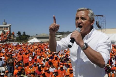 Суд постановил арестовать действующего президента Гватемалы