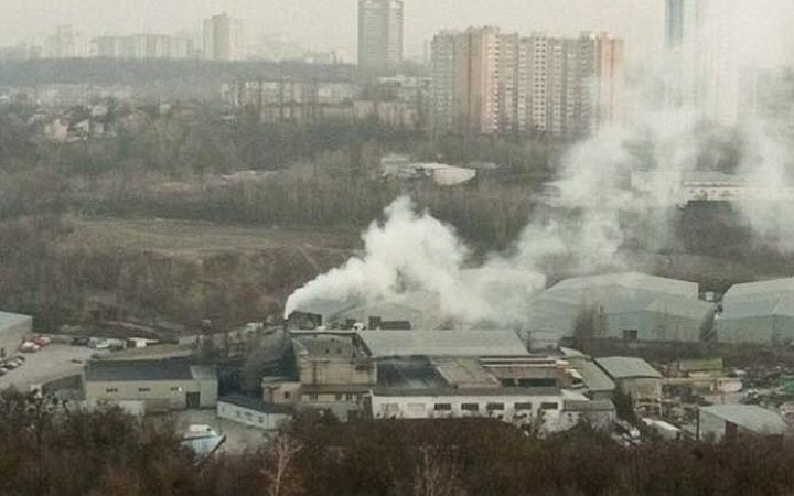 Невмирущий АДМ. Чому брухтоспалювальне підприємство посеред Києва роками труїть містян