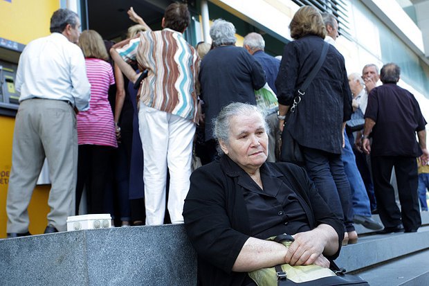Греческие пенсионеры в очереди в банк