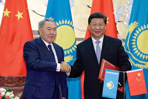 Президент Казахстана Нурсултан Назарбаев и президент Китая Си Цзиньпин во время встречи в Пекине