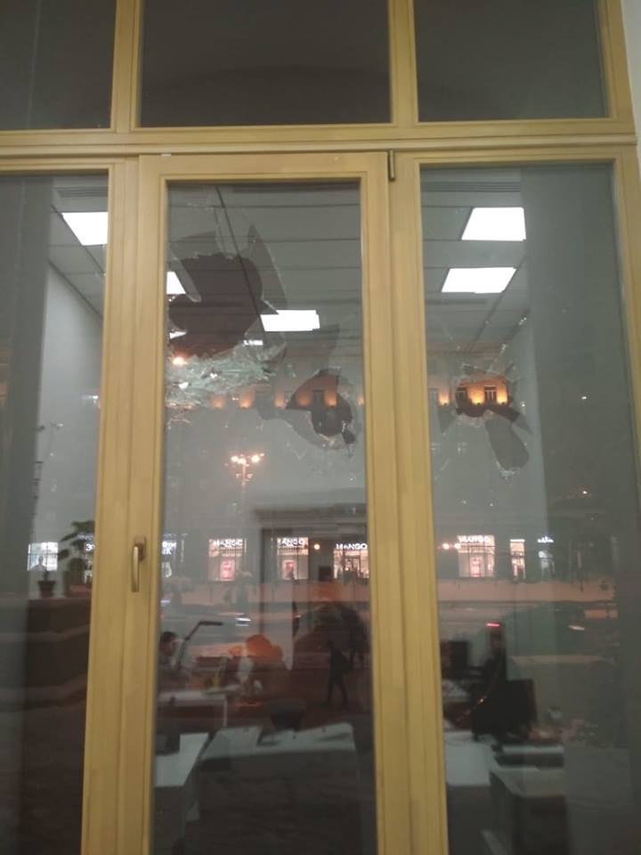 У будівлі КМДА розбили вікно
