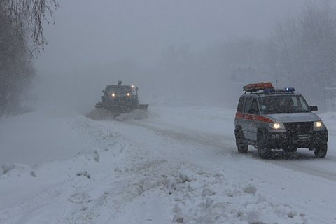 Из-за сильных снегопадов на юге Украины закрывают дороги