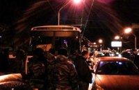 Участники Автомайдана спустили колеса в заблокированных автобусах "Беркута"