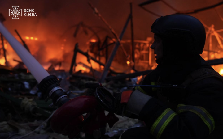 Головне за ніч та ранок неділі, 6 квітня: балістична атака на Київ, майже 180 боєзіткнень, День жалоби