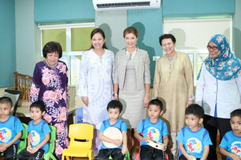 Марина Порошенко посетила в Малайзии центр для детей с аутизмом