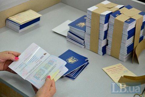 Українці оформили рекордну кількість закордонних паспортів у травні